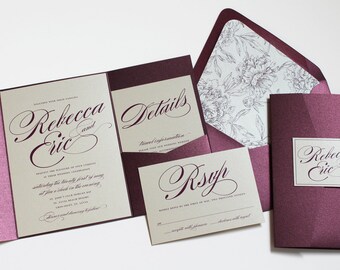 Puede incluir: Conjunto de invitaciones de boda en color burdeos y rosa empolvado con un patrón floral en el sobre. La invitación presenta los nombres "Rebecca y Eric" en caligrafía elegante.
