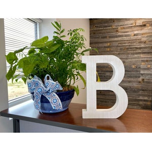 Letra monograma decorativa de madera blanca independiente de gran tamaño de 15 3/4"