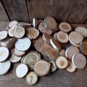 Set von 50 gemischten Baumscheiben, unfertige Holzscheiben mit Rinde, rustikale Holzscheiben, Holzbastelbedarf, Holzbearbeitungshandwerk