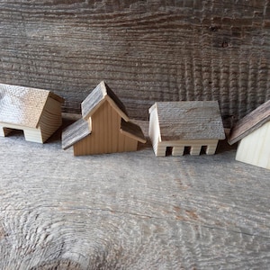 Set von 4 Holzlandscheunenhäusern.Unfertige Holzhäuser.Häuser zum Anmalen.Holzspielzeug.Holzbastelbedarf.