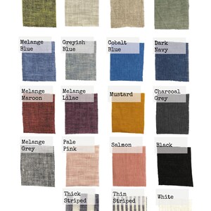 Op de afbeelding: Een kaart met 15 verschillende linnen stofstalen in verschillende kleuren en patronen. De stalen zijn gelabeld met namen zoals "Melange Green", "Oatmeal", "Light Taupe", "Dusty Green", "Melange Blue", "Greyish Blue", "Cobalt Blue", "Dark Navy", "Melange Maroon", "Melange Lilac", "Mustard", "Charcoal Grey", "Melange Grey", "Pale Pink", "Salmon", "Black", "Thick Striped", "Thin Striped", and "White".