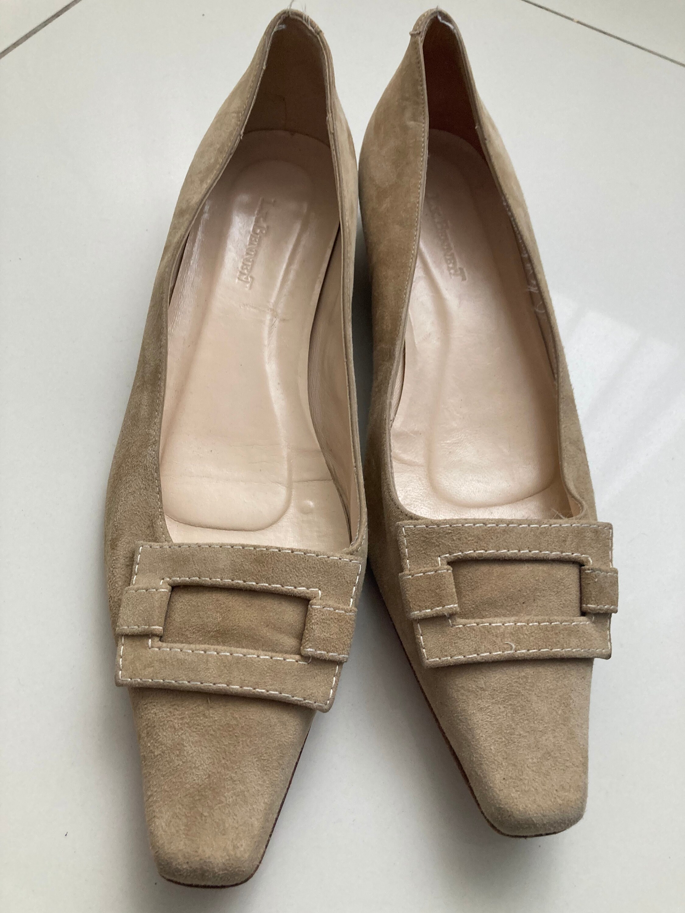 Elegant L.K.BENNETT Fine Beige Suede Flat Shoes Buckle Front Details made in Italy size 40 IT, 6,5 UK