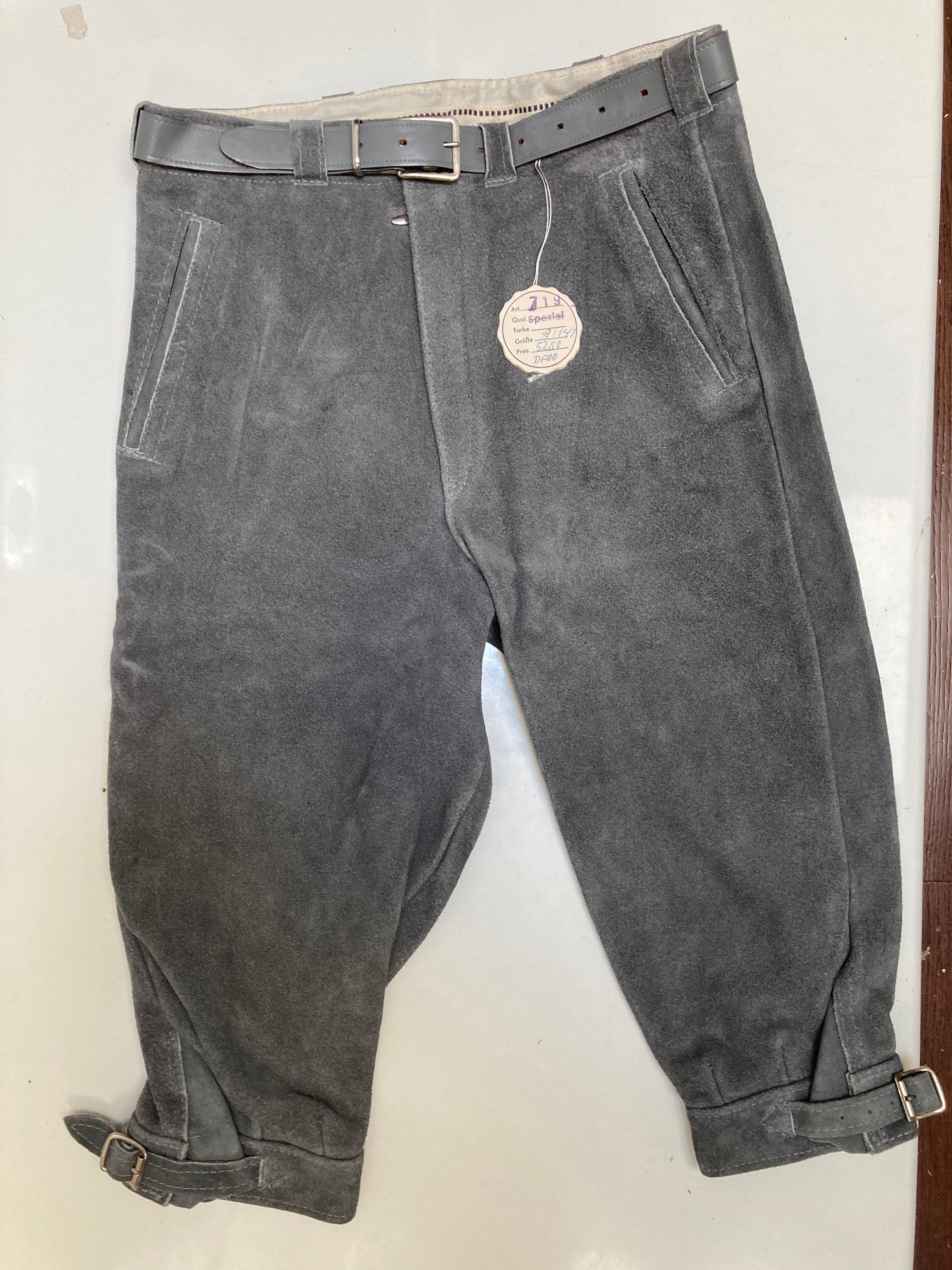 SILBERDISTEL Lederhosen, Grey Suede Leather Capri Pants size 140. Octoberfest, Bavarian Lederhose, Trachten Youth Wear. Brand new!