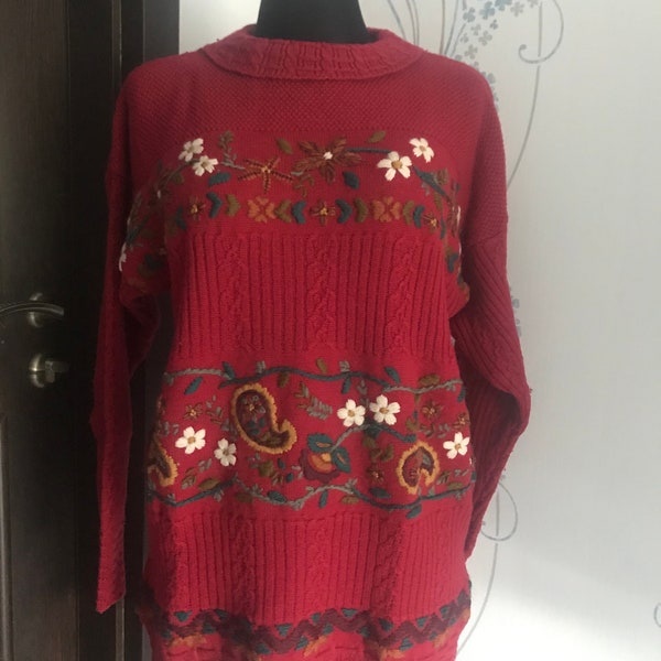 Vintage Laura Ashley Long Sweater /tunic with embroidered motive, Pure Wool, size M, oversized fit. Made in Hong Kong