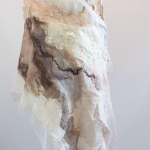 Handgefertigter Nuno Filzschal - Weiche Creme und Erdtöne - Wolle und Seide wrap - Leichter künstlerischer Schal - Elegantes Geschenk für Sie