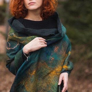 Handmade Felted Shawl – Forest-Inspired Nuno Felt Wrap – Emerald Wool Scarf – Soft Artistic Eco-Friendly Gift for Her
