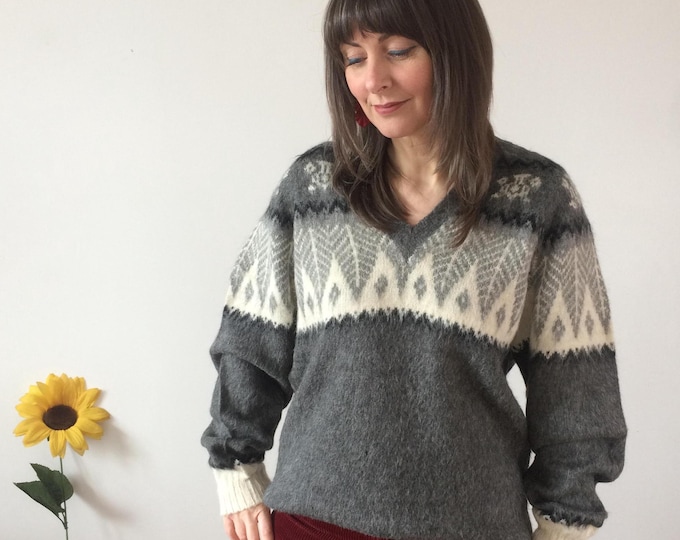 Vintage 70s Grey & White V-Neck Jumper