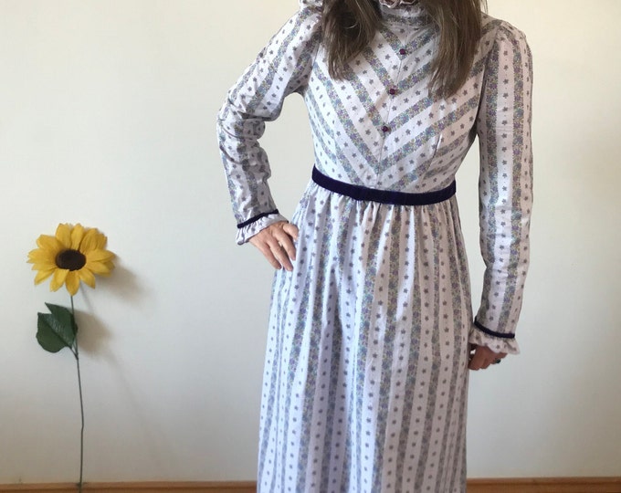 Vintage 70s Lilac with Floral Detail Maxi Dress