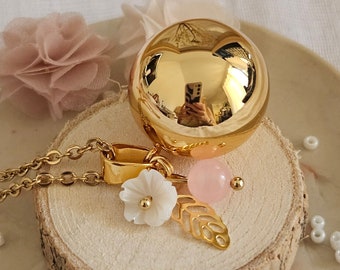 Bola de grosssesse or fleur de nacre feuille et pierre de quartz rose sur chaine dorée