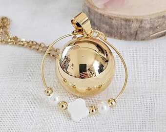 Schwangerschaftsbola aus goldenem Perlmuttkleeblatt, umgeben von einem zarten Perlenring an einer goldenen Kette