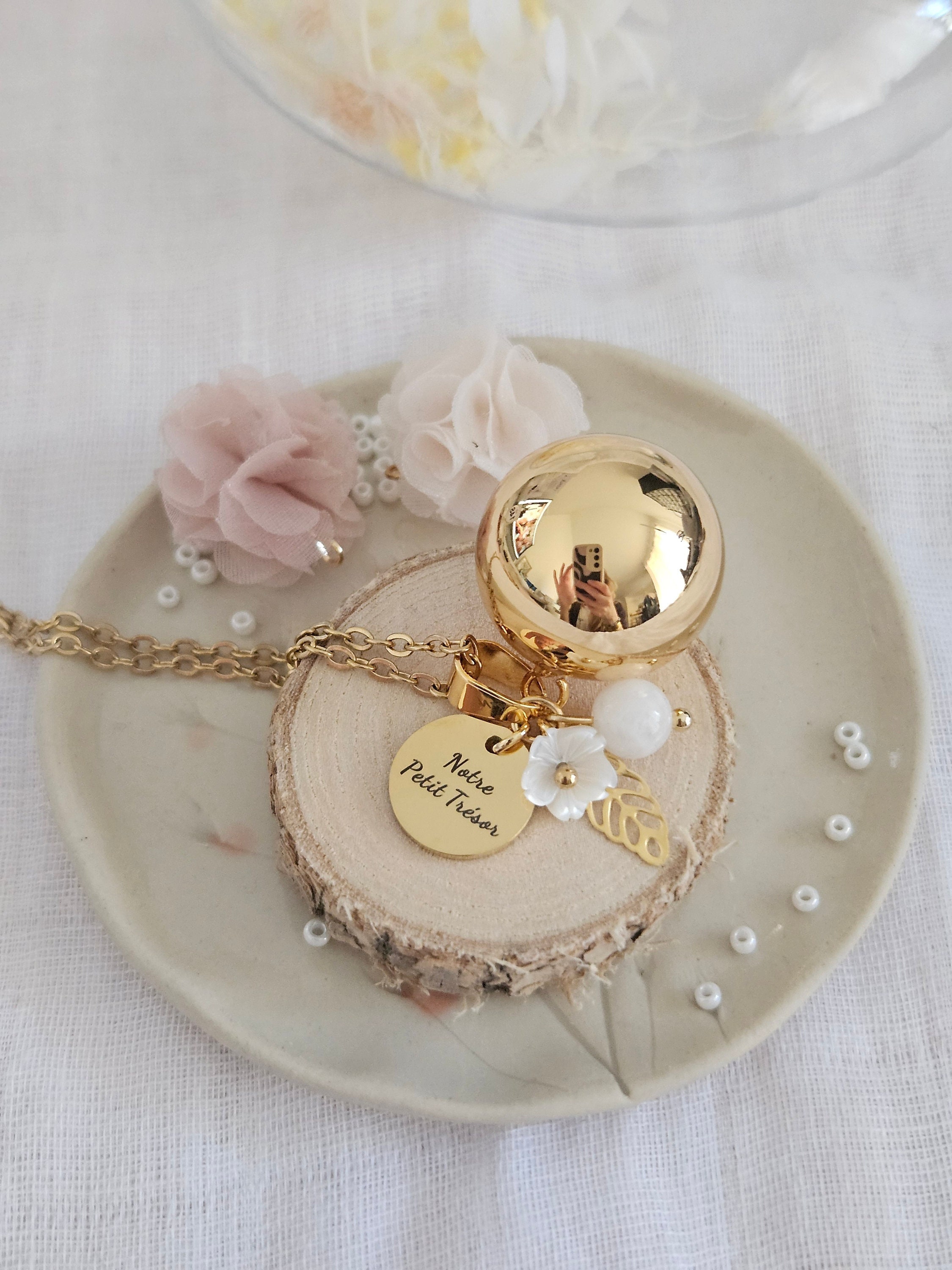 Our Little Treasure のゴールドの妊娠用ボラ。マザーオブパールの花と 