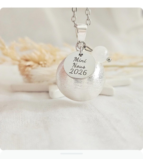 Bola de grossesse argent brossé Mini Nous 2026 et pierre de lune sur chaine acier