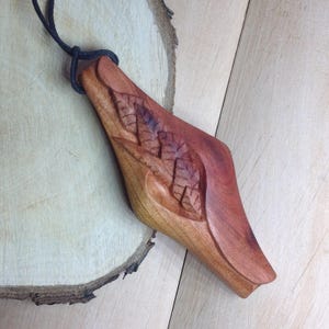 Pendentif en bois, sculpture sur bois de l'Ukraine, sculpture sur woob, bijoux en bois, sculpture sur bois faite à la main, pétales de tulipe