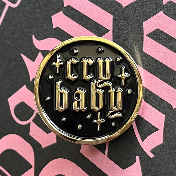 Cry Baby zachte emaille pin | Zwart en goud PIN Goth gevoelige Blackletter Emo