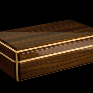 HUMIDOR Poliedro.  Santos palisander and sycamore. 220 cigars.