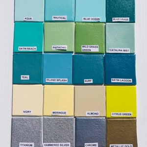 Peut inclure: Un nuancier de 16 &eacute;chantillons de peinture, chacun &eacute;tiquet&eacute; avec un nom de couleur. Les couleurs comprennent l'aqua, le nautique, l'oc&eacute;an bleu, l'herbe bleue, la plage satin&eacute;e, la pistache, le vert herbe sauvage, la brume de Catalina, le bleu sarcelle, l'&eacute;claboussure d'&icirc;le, le surf, le lagon satin&eacute;, l'ivoire, la meringue, l'amande, le vert citron, le titane, l'argent martel&eacute;, le chrome et l'or m&eacute;tallique.