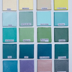 Peut inclure: Un nuancier de 16 &eacute;chantillons de peinture, chacun &eacute;tiquet&eacute; avec un nom de couleur. Les couleurs vont de l'ivoire clair au gris fum&eacute;e fonc&eacute;, avec des nuances de bleu, de vert et de rose entre les deux.