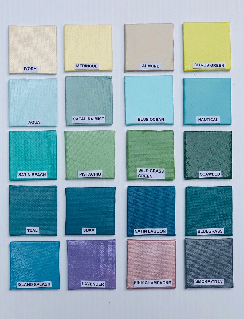 Peut inclure: Un nuancier de 16 &eacute;chantillons de peinture, chacun &eacute;tiquet&eacute; avec un nom de couleur. Les couleurs vont de l'ivoire clair au gris fum&eacute;e fonc&eacute;, avec des nuances de bleu, de vert et de rose entre les deux.