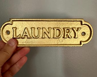 Plaque de blanchisserie en fonte dorée, décor de ferme rustique