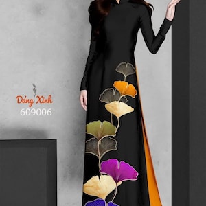 Könnte beinhalten: Schwarzes, langärmliges Kleid mit Stehkragen und Seitenschlitz. Das Kleid hat ein farbenfrohes Blumenmuster in Lila, Gelb und Grün. Der Text "Dang Xinh" und die Nummer "609006" sind sichtbar.
