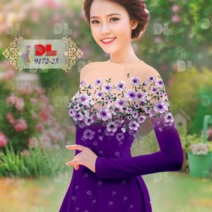 Könnte beinhalten: Ein langärmliges, lila Kleid mit floralem Design auf dem Oberteil und den Ärmeln. Das Kleid hat einen durchsichtigen Ausschnitt und ein passendes lila Stirnband. Das Bild enthält auch den Text "DL 9172-25" in einem dekorativen Emblem.
