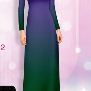 Könnte beinhalten: Ein langes, fließendes Kleid mit einem Farbverlauf von Lila zu Grün. Das Kleid hat einen runden Ausschnitt und lange Ärmel.