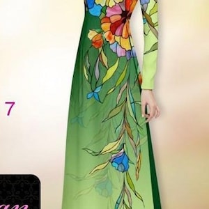 Könnte beinhalten: Ein grünes und gelbes langärmeliges Kleid mit Blumenmuster. Die Blumen sind bunt und haben einen Glasmalerei-Effekt. Das Kleid hat einen figurbetonten Oberteil und einen fließenden Rock.