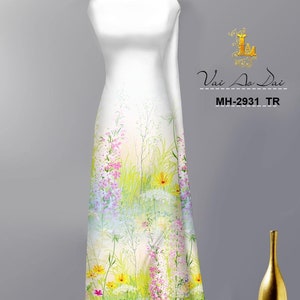 Op de afbeelding: Witte stof met een bloemenprint met roze, gele en blauwe bloemen op een groene achtergrond. De stof is gedrapeerd over een mannequin. De tekst "Vai Ao Dai" en "MH-2931_TR" is op de stof gedrukt.