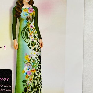 Könnte beinhalten: Ein langes grünes Kleid mit floralem und tierischem Muster. Das Kleid hat lange Ärmel und einen runden Ausschnitt.