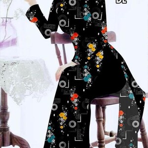 Könnte beinhalten: Ein schwarz-weiß gemustertes Kleid mit bunten geometrischen Mustern und floralen Akzenten. Das Kleid hat einen langen, fließenden Rock und ein figurbetontes Oberteil. Das Model trägt das Kleid mit einem Paar schwarzer High Heels. HT-5207 DE