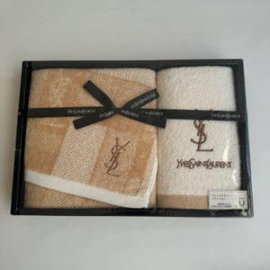 Yves Saint Laurent YSL gezichtshanddoek en washandje geschenkdoosset beige crème nooit gebruikt jaren 80
