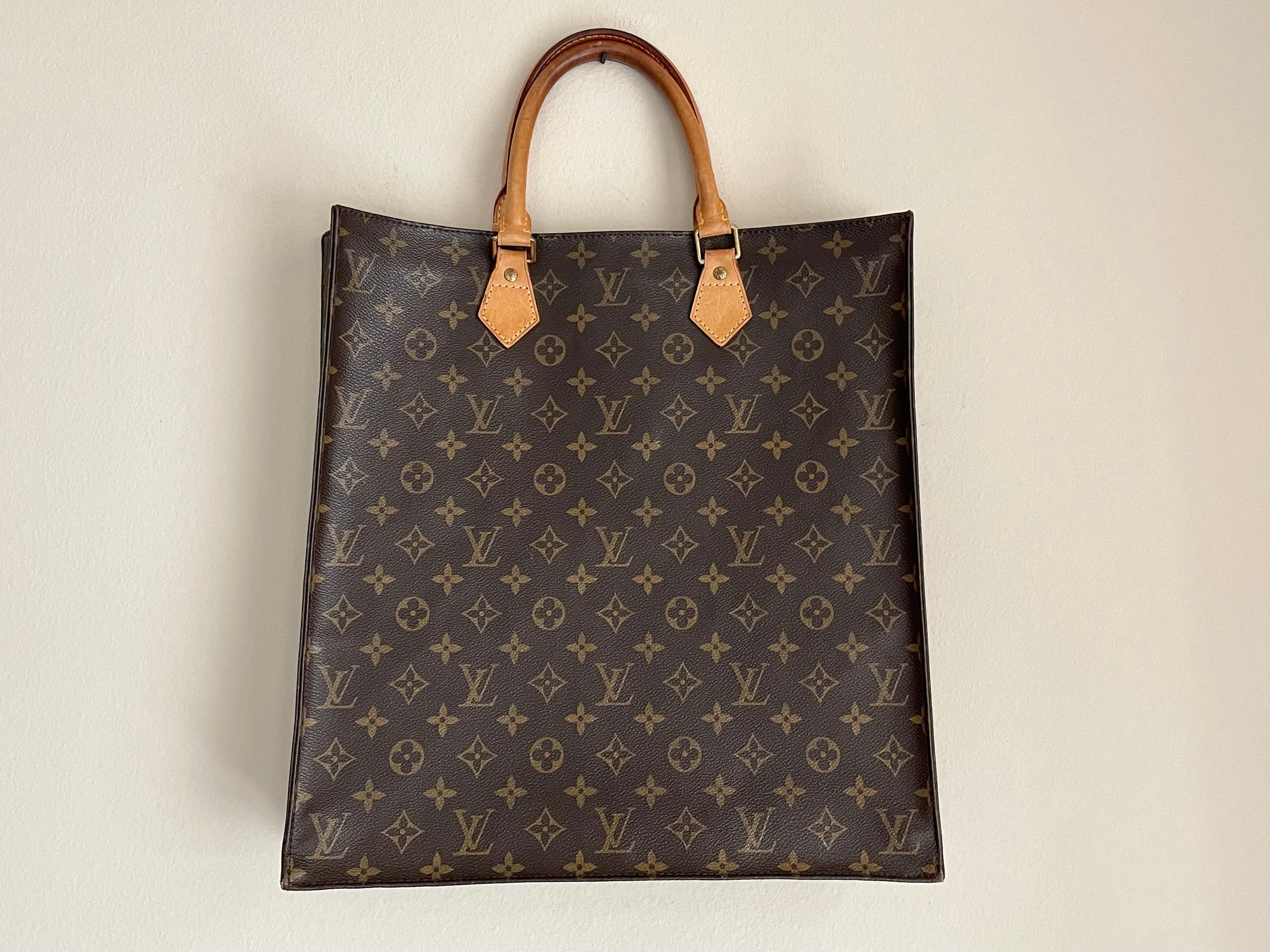 LV Sac Plat BB. What fits inside. This is way better than Petite