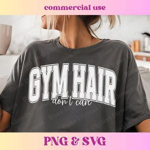 Peut inclure: Un t-shirt gris avec le texte "GYM HAIR don't care" en lettres blanches. Le t-shirt est port&eacute; par une personne.