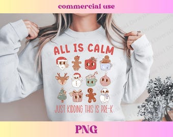 Könnte beinhalten: Ein weißer Pullover mit einem weihnachtlichen Design. Der Text "All is Calm" ist in Rot und Schwarz gedruckt. Unter dem Text befinden sich verschiedene weihnachtliche Illustrationen, darunter ein Lebkuchenmann, ein Schneemann und ein Rentier. Der Text "Just Kidding This is Pre-K" ist in Rot und Schwarz unter den Illustrationen gedruckt.