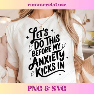 Puede incluir: Camiseta blanca con texto negro que dice "Let's do this before my anxiety kicks in".