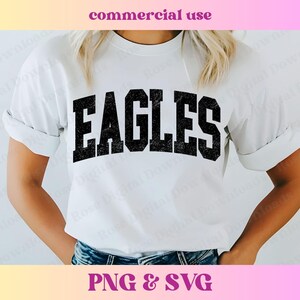 以下が含まれることがあります： 白いTシャツに「EAGLES」という文字が黒でプリントされており、ヴィンテージ加工が施されています。