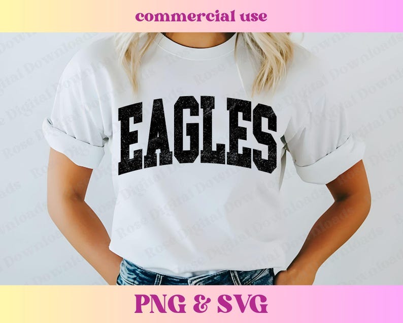 以下が含まれることがあります： 白いTシャツに「EAGLES」という文字が黒でプリントされており、ヴィンテージ加工が施されています。