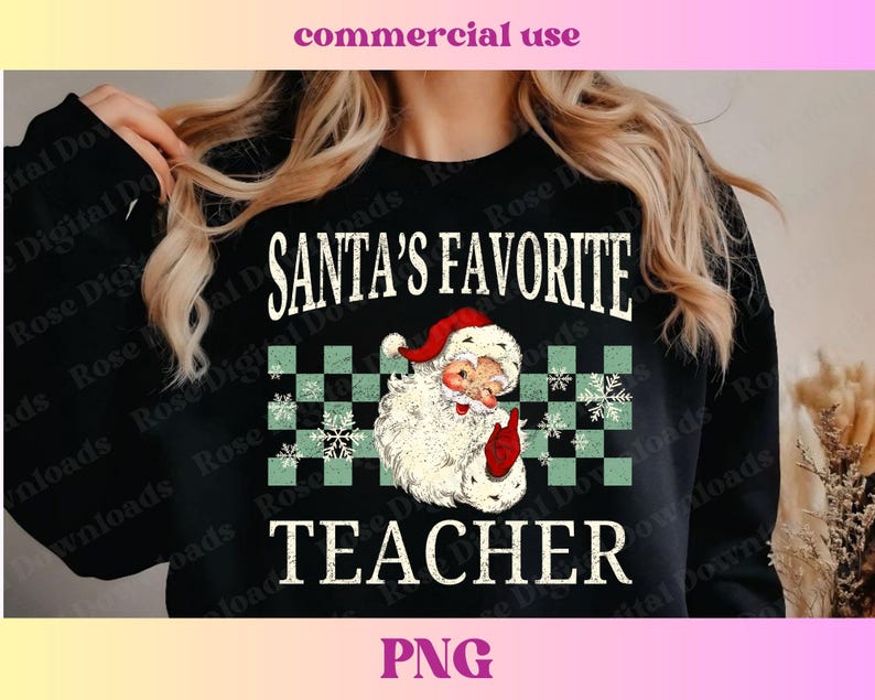 Puede incluir: Una sudadera negra con el texto "Santa's Favorite Teacher" en letras blancas. Una ilustraci&oacute;n vintage de Santa Claus con un fondo a cuadros verde y blanco se presenta en la sudadera.