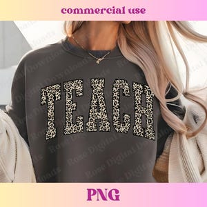 Peut inclure: Un sweat-shirt gris avec le mot "TEACH" imprim&eacute; dans un motif l&eacute;opard.