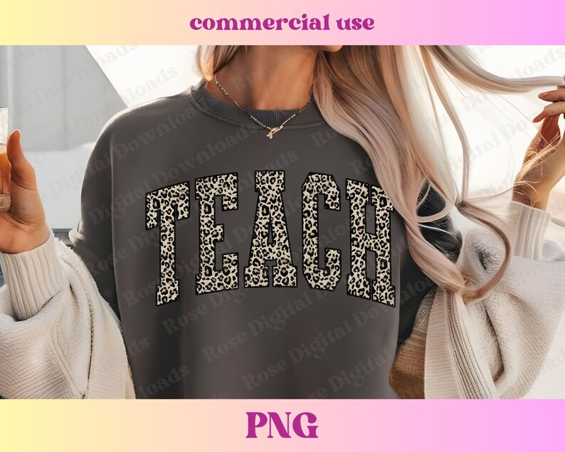 Peut inclure: Un sweat-shirt gris avec le mot "TEACH" imprim&eacute; dans un motif l&eacute;opard.