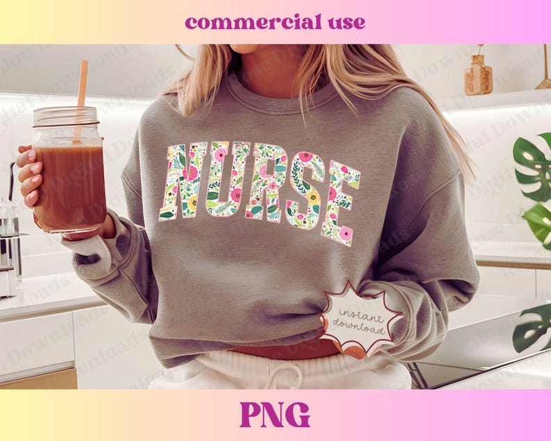 Peut inclure: Un sweat-shirt gris avec le mot "NURSE" en lettres florales. Les lettres sont compos&eacute;es de fleurs roses, jaunes, vertes et bleues. Le sweat-shirt est port&eacute; par une personne tenant un verre de liquide brun.