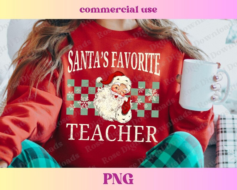 Puede incluir: Sudadera roja con un gr&aacute;fico blanco que dice "El favorito de Santa Maestro" con una ilustraci&oacute;n de estilo vintage de Santa Claus. La sudadera tiene un patr&oacute;n a cuadros con copos de nieve.