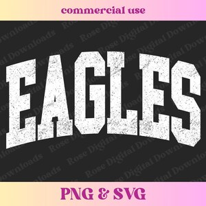 以下が含まれることがあります： 黒い背景に白い文字で「EAGLES」と書いてあります。フォントは使い古したようなスタイルです。文字は湾曲したアーチ型になっています。