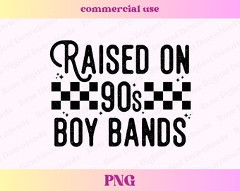 Puede incluir: Diseño gráfico en blanco y negro con una bandera a cuadros y el texto "RAISED ON 90s BOY BANDS".