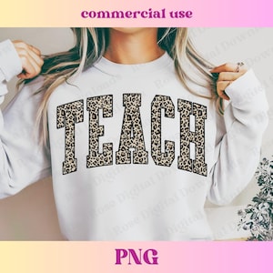 Peut inclure: Sweat-shirt blanc avec le mot "TEACH" en grandes lettres noires avec un motif l&eacute;opard.