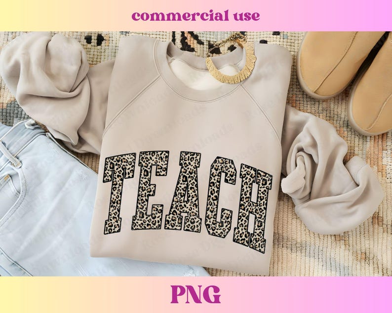 Peut inclure: Un sweat-shirt beige clair avec le mot "TEACH" imprim&eacute; en noir avec un motif l&eacute;opard.