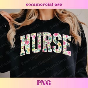Peut inclure: Sweat-shirt noir avec un motif floral qui dit "NURSE" en lettres blanches.