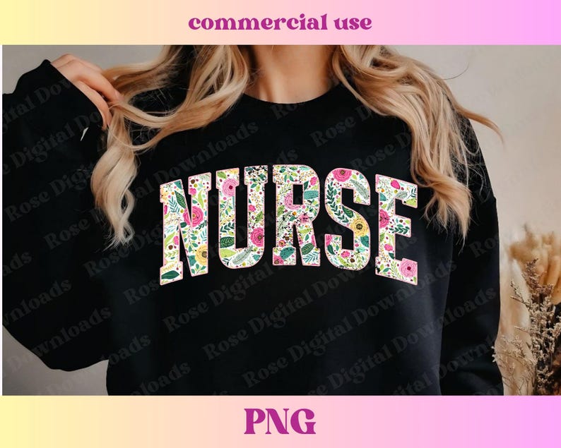 Peut inclure: Sweat-shirt noir avec un motif floral qui dit "NURSE" en lettres blanches.
