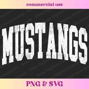 Pu&ograve; includere: Una grafica bianca invecchiata della parola "MUSTANGS" su uno sfondo nero. La grafica &egrave; in stile vintage con un testo leggermente arcuato.