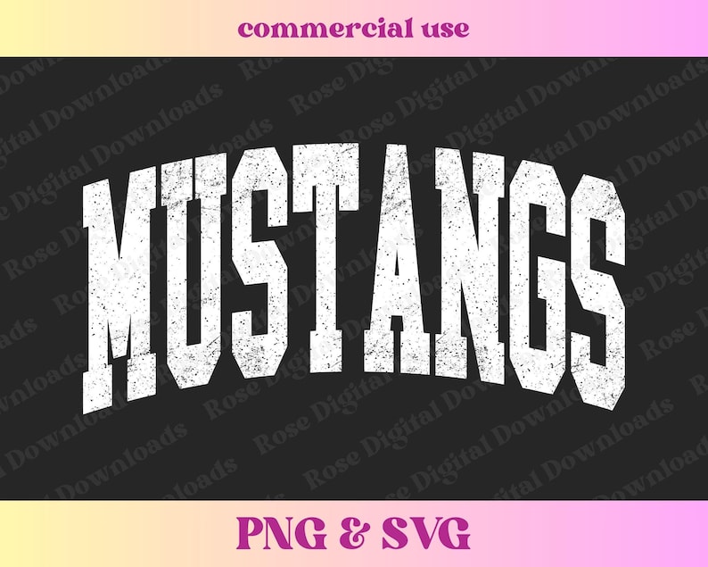 Pu&ograve; includere: Una grafica bianca invecchiata della parola "MUSTANGS" su uno sfondo nero. La grafica &egrave; in stile vintage con un testo leggermente arcuato.